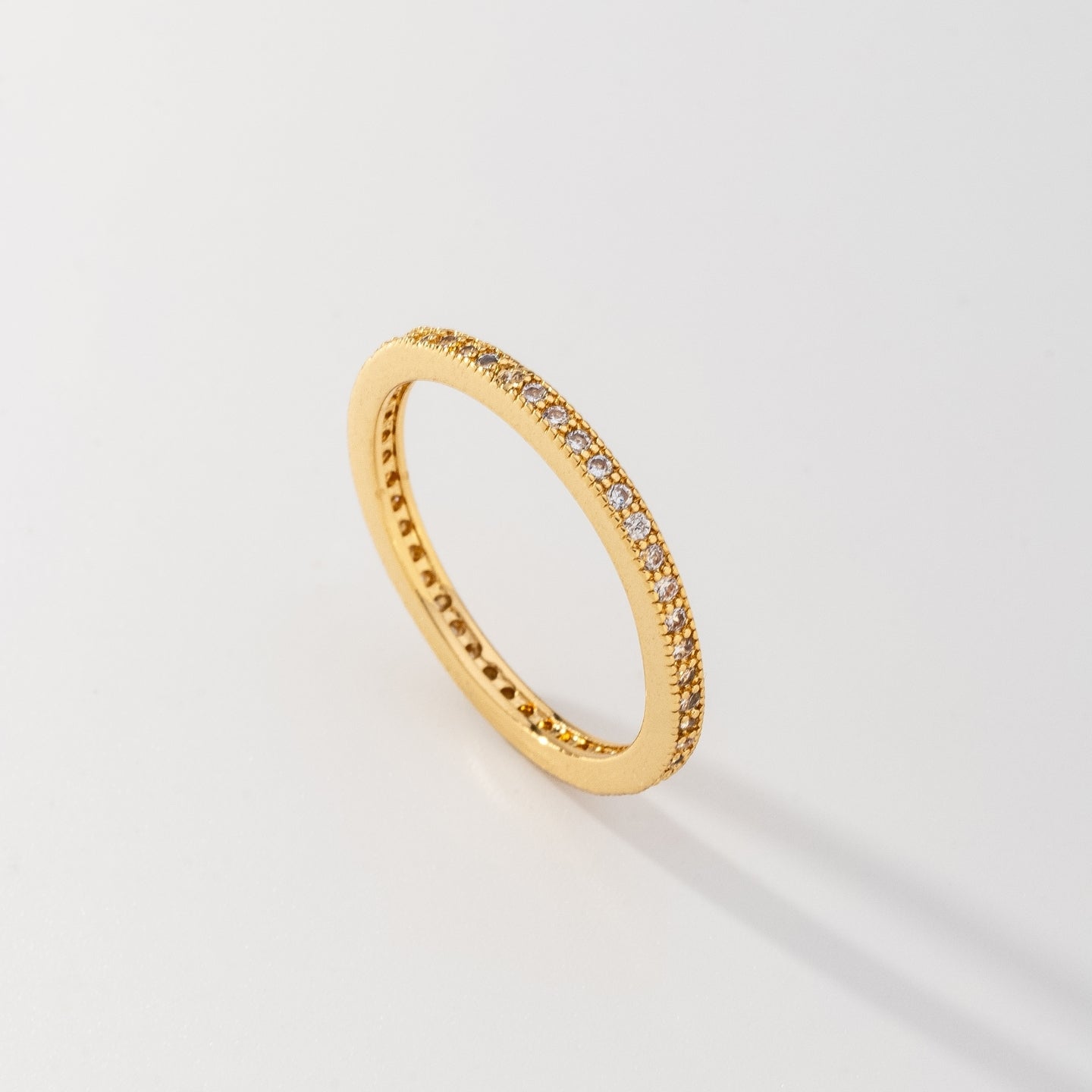 Anel Aparador de Aliança Cravejado em Zircônias Banhado a Ouro 18K