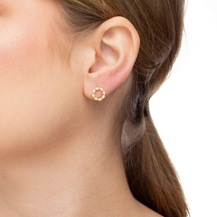 Brinco Círculo Cravejado Delicado Banhado a Ouro 18K - Liven Semijoias