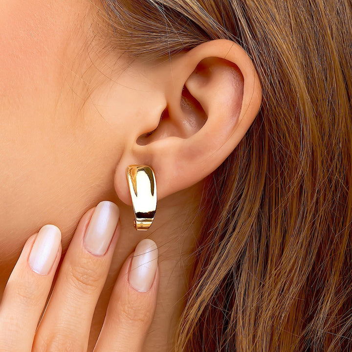 Brinco Curvado J Banhado a Ouro 18K - Liven Semijoias