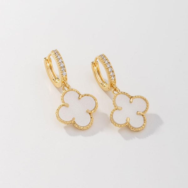 Brinco Argola Click Cravejado Zircônia Com Pingente Trevo Resina Perolada Banhado a Ouro 18K