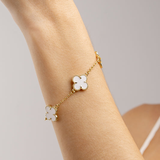 Pulseira 3 Trevos Perolados Corrente Portuguesa Banhado a Ouro 18K